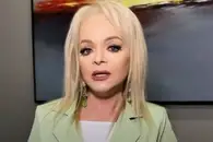 Лариса Долина оплатила штраф за езду за автомобилем с мигалкой