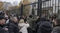 В Хмельницком местные попытались выломать ворота ТЦК из-за задержания студента
