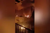 Появились кадры вблизи эпицентра взрыва под Киевом — детонация не стихает