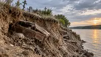 Дон размыл старое кладбище в Ростовской области, обнажив гробы и кости