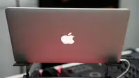 Яблочко засияло спустя 10 лет: Apple вернула узнаваемую деталь MacBook Pro