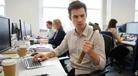 Россиянам рассказали, кому стоит менять офисную работу на рабочую специальность