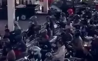 Очереди на заправках на Бали из-за дефицита бензина. Видео