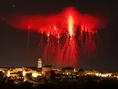 Красные ветви над Корсикой: Фотограф поймал редчайшие «молнии-призраки»