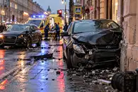 «Не успел оттормозить»: Ford вылетел на тротуар в центре Петербурга и сбил женщину