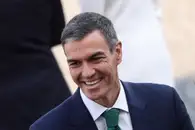 Премьер Испании показал флаг ЕС с канадским кленовым листом