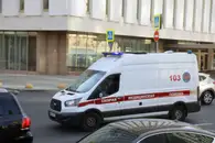 Человек упал на козырёк подъезда «Дома Шурика» в Москве, его осматривают врачи