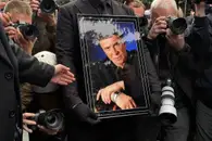 Дежурит на кладбище в Виннице: Непризнанный сын Кашпировского хочет провести посмертный ДНК-тест