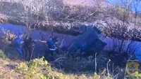 Люди живой цепью спасли водителя из тонущего УАЗа в Курганской области