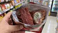 Москвичке продали мясные снеки с плесенью в магазине «Красное & Белое»