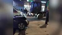 «Крузак» с «тремя семёрками» устроил массовое ДТП и перевернулся в Москве