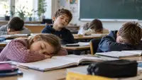 Школьников хотят избавить от ранних подъёмов: В ОП предложили сдвинуть уроки на час