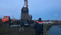 Машину с телом рыбака подняли со дна реки Сереж в Красноярском крае