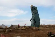 На экотропе в Бурятии нашли способный заряжать смартфоны камень
