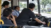 Пассажир запрыгнул за руль и остановил автобус с потерявшим сознание водителем