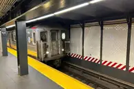 Мужчина погиб в метро Нью-Йорка из-за зажатой дверями поезда сумки