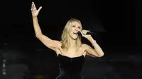 Певица Селин Дион упала на сцене во время концерта в Париже