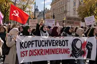 В Австрии подростки и коммунисты вышли на акцию против запрета хиджабов в школах