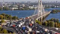 После взрывов в Киеве полностью приостановили движение по Южному мосту