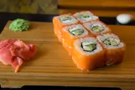 Тот же вкус, но быстрее: Россияне массово скупают суши и роллы в супермаркетах