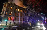 В Петербурге огонь охватил соседнее с горящим особняком здание