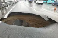 «Портал в преисподнюю»: В Петербурге провалилась кольцевая автодорога