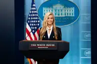 Нового пресс-секретаря Трампа публично похвалили в Белом доме, но за кулисами пригрозили отставкой