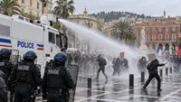 Полиция применила водомёт и слезоточивый газ против протестующих в Ницце