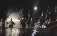 В британском Портсмуте вспыхнули протесты из-за лодки с мигрантами. Видео