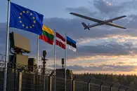 Денег нет, но вы держитесь: Брюссель предложил Прибалтике влезть в долги ради защиты от дронов