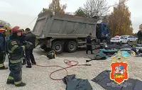 В Подмосковье "Камаз" опрокинулся на автомобиль