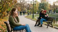 Тактильный голод: что творит с мозгом нехватка обнимашек и почему люди списывают это на погоду