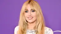 Майли Сайрус впервые за более чем 10 лет заняла первое место в чарте Billboard 200