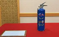 Глава МЧС России в Пхеньяне передал Ким Чен Ыну в подарок огнетушитель