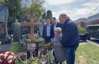 «Улыбается мне, и я ему улыбаюсь»: Алекандра Пахмутова побывала на могиле мужа