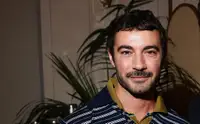 После смерти Армани главным дизайнером Emporio Armani стал Дарио Витале