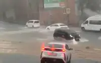 Во Владивостоке затопило улицы из-за ливня. Видео