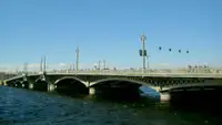 В Петербурге ищут мужчину, прыгнувшего в Неву с Благовещенского моста