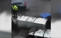 Водитель грузовика чудом спасся во время наводнения в Чили. Видео