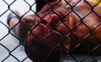 Бойца унесли без сознания из октагона после главного поединка турнира UFC
