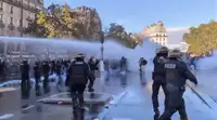 Водомёт против школьников: Протест на площади Бастилии перерос в жёсткие столкновения с полицией