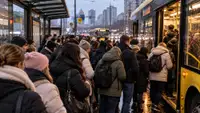 В Киеве сотни людей выстроились в очереди на остановках из-за проблем с метро