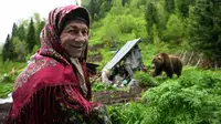 «Безобразник, куда забрался!»: Агафья Лыкова снова лицом к лицу столкнулась с опасным медведем