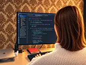 Почему AI упрощает обучение программированию и поднимает порог первой работы