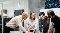 Продажи и обслуживание стали лидерами по приглашениям на работу