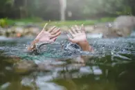 На Урале мать пятерых детей сорвалась с плотины и утонула на глазах дочери