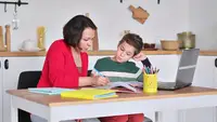 Репетиторы стали новой коммуналкой: больше половины российских родителей считают их обязательными
