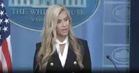 «Мой президент… ой, муж»: Новый пресс-секретарь Трампа оконфузилась на первом же брифинге