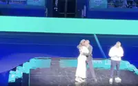 «Новые люди» провели съезд с kiss cam, гендер пати и танцующими слонами