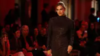 Соболенко учится у Ирины Шейк, Nike намекает Мбаппе: 5 модных новостей из мира спорта